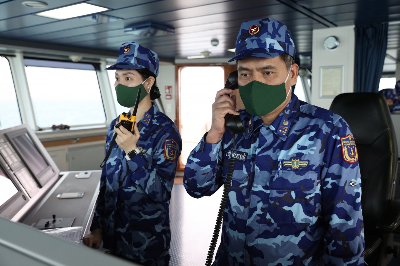 Đại tá Lương Cao Khải, Phó Tư lệnh Vùng Cảnh sát biển 1 hội đàm với ông Lưu Thiêm Vinh, Phó Cục trưởng Phân Cục Nam Hải, Cảnh sát biển Trung Quốc.