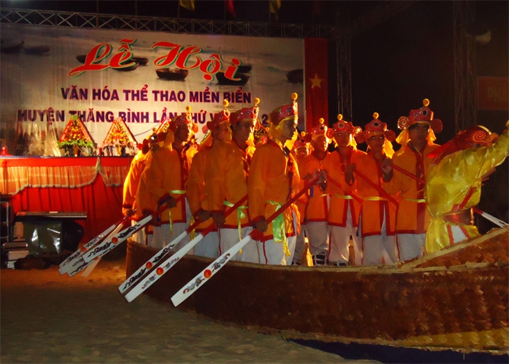 Diễn xướng hát múa bả trạo trong Lễ hội Văn hóa - Thể thao miền biển huyện Thăng Bình, tỉnh Quảng Nam. Ảnh: Lâm Đăng Khoa