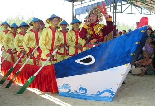Hát Bả trạo tại lễ hội cầu ngư ở xã Tam Thanh, thành phố Tam Kỳ. 