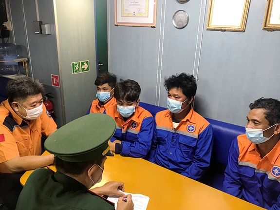 BĐBP tỉnh Bà Rịa-Vũng Tàu tiếp nhận 4 thuyền viên từ tàu SAR 413. (Ảnh: Báo Quân đội Nhân dân điện tử)