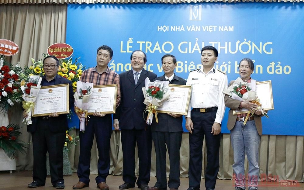 Các tác giả giành giải Nhất.