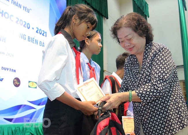 Bình Định: Trao hơn 100 suất học bổng Vừ A Dính cho con em ngư dân