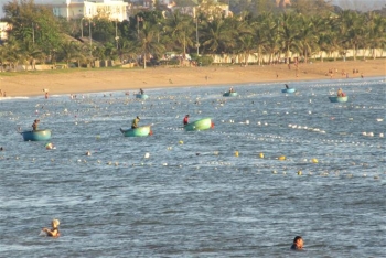 "Trận địa lưới" bao vây khách tắm biển Bình Sơn - Ninh Chữ