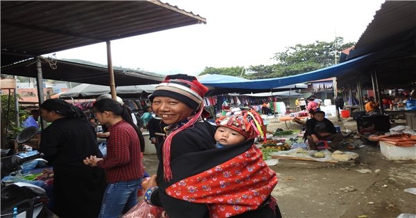 Cùng đồng bào ở chợ phiên Yên Minh