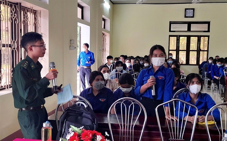 Học sinh Trường THCS - THPT Hồng Vân trả lời câu hỏi về biển, đảo của cán bộ Đồn Biên phòng cửa khẩu Hồng Vân. Ảnh: Thái Sơn