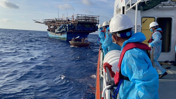 Tàu cá QNg 90784-TS thả thuyền thúng để đưa ngư dân gặp nạn cấp cứu