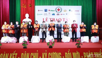 Tặng 2.000 bộ áo phao cứu sinh đa năng cho ngư dân nghèo Thanh Hoá, Nghệ An