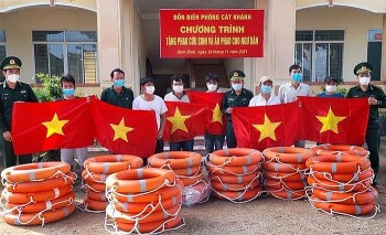 Tặng cờ Tổ quốc, phao cứu sinh và áo phao cho ngư dân xã Cát Khánh (Bình Định)