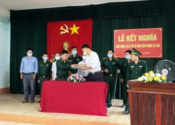 Các đồn Biên phòng Kon Tum kết nghĩa với xã biên giới để bảo vệ chủ quyền biên giới quốc gia