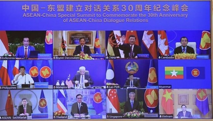 Các lãnh đạo ASEAN và Trung Quốc dự hội nghị cấp cao trực tuyến sáng nay. Ảnh: TTXVN.
