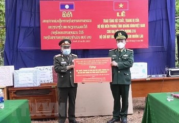 Biên phòng Quảng Bình trao tặng trang bị, vật tư y tế trị giá 400 triệu cho lực lượng bảo vệ biên giới Lào