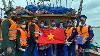 Cảnh sát biển tuyên truyền chống khai thác hải sản bất hợp pháp cho ngư dân trên đảo Bạch Long Vĩ