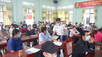 canh sat bien tuyen truyen van dong chong khai thac hai san bat hop phap cho ngu dan quang ngai