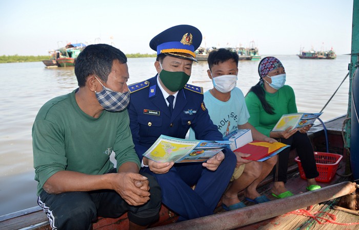 Thăm, tặng 50 suất quà cho gia đình ngư dân có hoàn cảnh khó khăn tại Đồ Sơn (Hải Phòng)