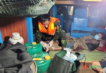 Biên phòng Nghệ An cấp cứu ngư dân bị chấn thương nặng trên biển