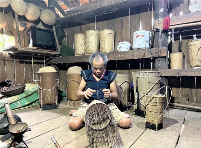 Nghệ nhân Bahnar nặng tình với văn hóa dân tộc