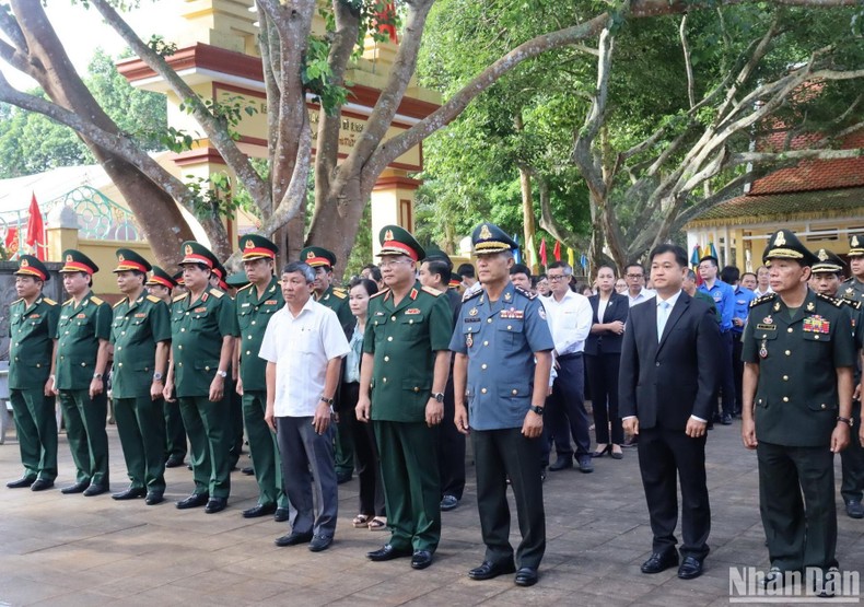 Cất bốc 49 hài cốt chiến sĩ lực lượng vũ trang cách mạng đoàn kết cứu nước Campuchia về nước ảnh 1