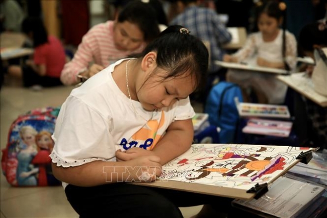 Hàng trăm thiếu nhi quốc tế tham gia thi vẽ tranh "Em yêu Hà Nội - Thành phố Vì hòa bình"