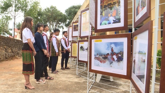 Các em học sinh tham quan triển lãm