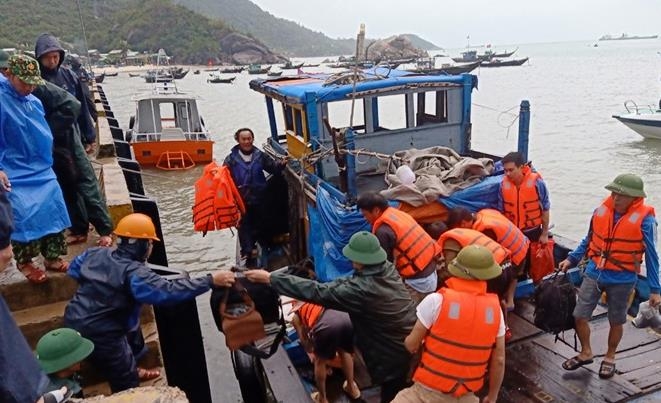 Đồn Biên phòng Cù Lao Chàm đưa 10 người trên tàu bị nạn vào đảo Cù Lao Chàm. Ảnh: Hồng Anh