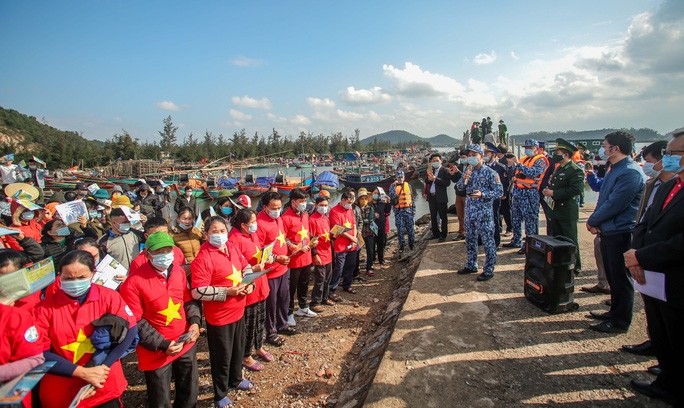 Quang cảnh lễ trao cờ Tổ quốc cho ngư dân tại cảng cá xã Nghi Quang, huyện Nghi Lộc, tỉnh Nghệ An Ảnh: NGÔ NHUNG