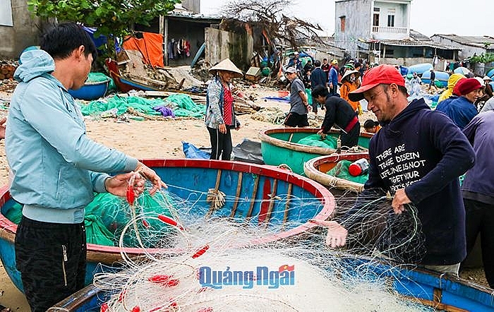 Nhộn nhịp làng chài ngày biển lặng