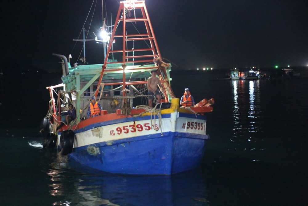Lực lượng Cảnh sát biển áp giải tàu KG95395TS về cảng Hải đội 401 để điều tra, xử lý theo quy định của pháp luật. Ảnh: Vũ Đình Ngà