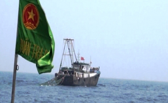 Tàu cá mang cờ hiệu Trung Quốc xâm phạm vùng biển Việt Nam - Ảnh: BĐBP tỉnh Thái Bình cung cấp
