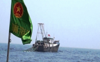 Đuổi hai tàu cá treo cờ Trung Quốc cố tình xâm phạm sâu vào vùng biển Việt Nam