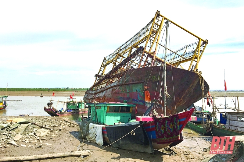 Sau hơn 1 năm nằm bờ, tàu vỏ sắt của gia đình ông Trương Đình Sòng, xã Hoằng Trường (Hoằng Hóa) mới thực hiện chuyển đổi theo quy định.