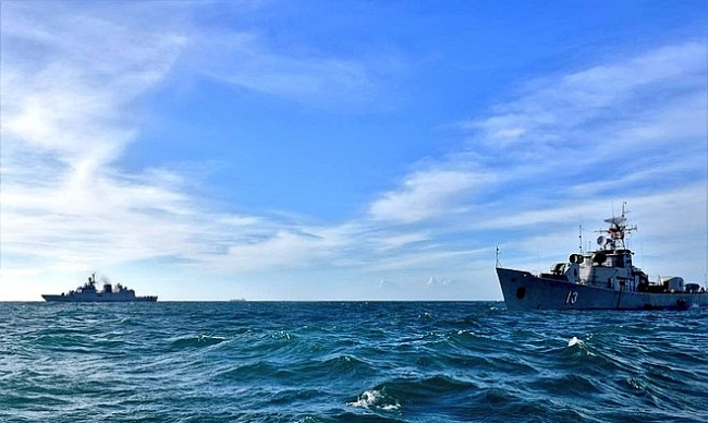 Tàu săn ngầm Việt Nam và Ấn Độ luyện tập thông tin liên lạc trên vùng biển Việt Nam