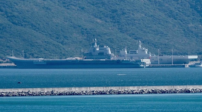 Tàu sân bay Sơn Đông và tàu đổ bộ tấn công Type 075 của Trung Quốc tại căn cứ hải quân ở thành phố Tam Á thuộc tỉnh Hải Nam, ngày 29.12.2020  CHỤP MÀN HÌNH WEIBO
