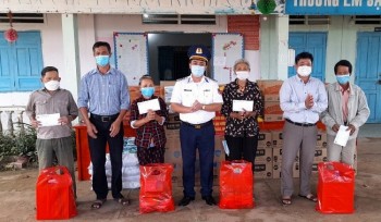 Tặng quà cho ngư dân nghèo tại Bình Thuận, Quảng Bình