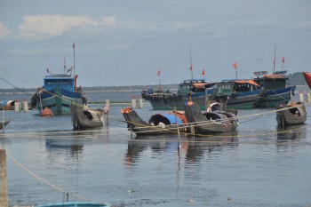 Tàu hàng nước ngoài đâm chìm tàu cá tỉnh Thừa Thiên Huế, 12 thuyền viên thoát chết