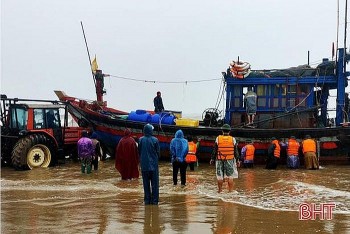 Cứu hộ thành công một tàu cá bị sóng đánh trôi, mắc cạn vào bờ