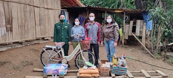 Tặng quà và áo ấm cho người dân trên khu vực biên giới Tặng quà và áo ấm cho người dân trên khu vực biên giới