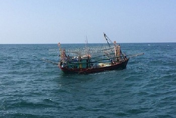 Tiếp cận và cứu hộ 15 ngư dân gặp nạn ở Hoàng Sa