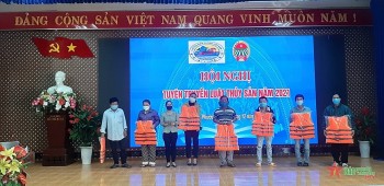 Tuyên truyền pháp luật về bảo vệ biên giới và trao áo phao cho ngư dân