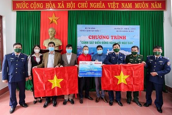 Trao quà và tặng cờ cho ngư dân Nam Định gặp khó khăn trong dịch Covid-19