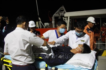 Khánh Hòa: Đưa một thuyền viên người Trung Quốc vào bờ cấp cứu