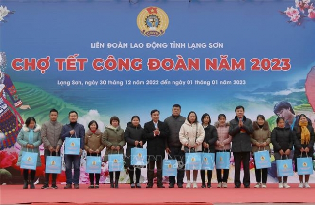 "Chợ Tết Công đoàn" mang Tết đến nhiều gia đình khó khăn