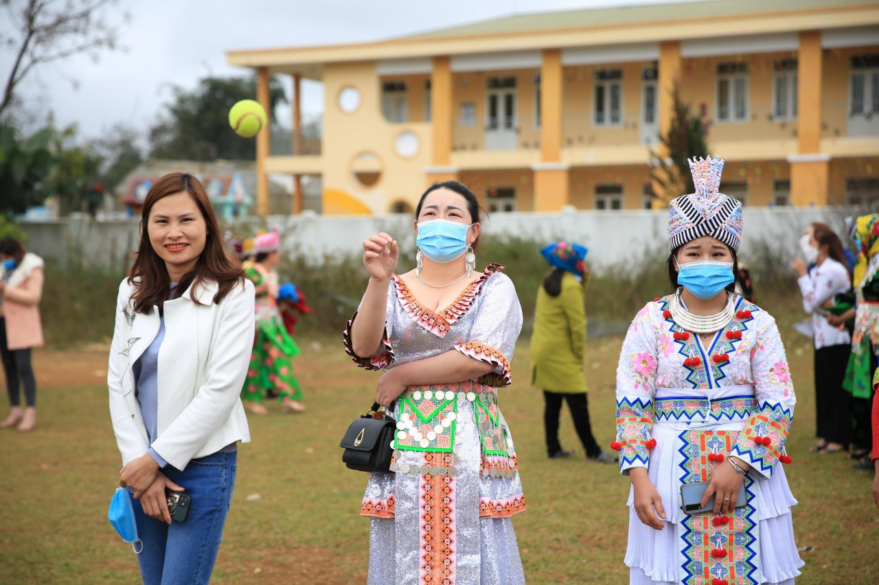 Đầu xuân, thiếu nữ Mông xinh đẹp ném pao tìm người yêu