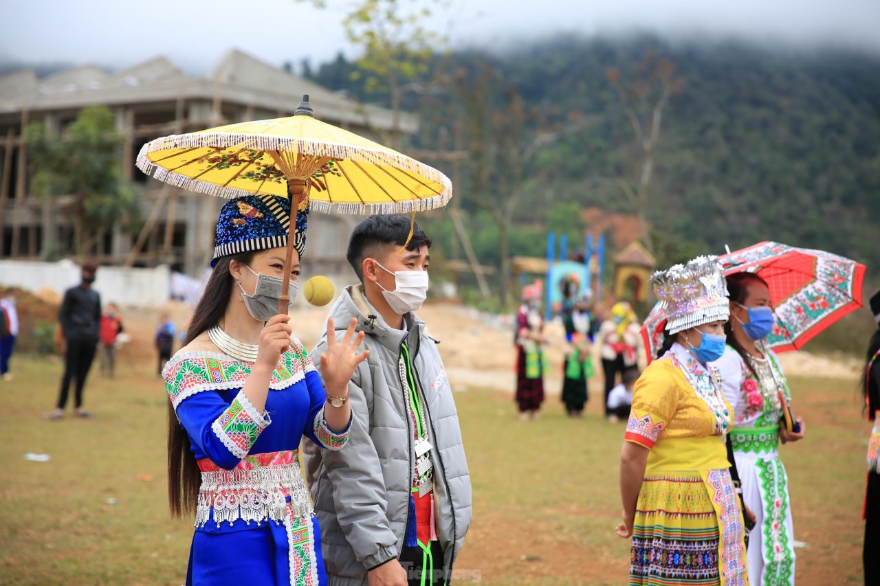 Đầu xuân, thiếu nữ Mông xinh đẹp ném pao tìm người yêu