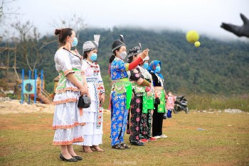 Ngày xuân, thiếu nữ dân tộc Mông xinh đẹp ném pao tìm người yêu