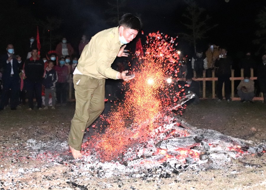 “Vũ điệu lửa” của những chàng trai Pà Thẻn