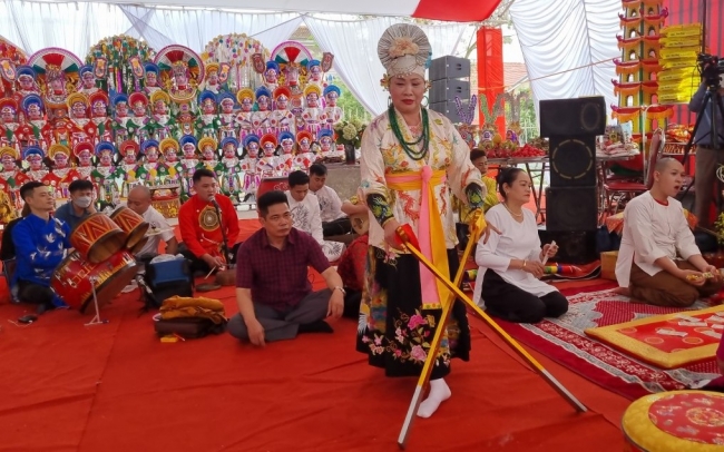 Bài 3: Ca từ và vũ đạo trong diễn xướng Thực hành tín ngưỡng thờ Mẫu Tam phủ của người Việt