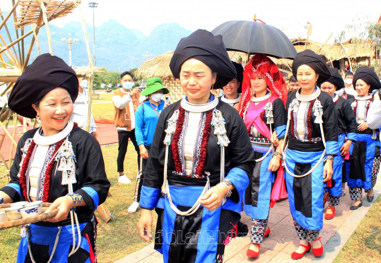 Lễ rước dâu của dân tộc Dao Khâu Sìn Hồ
