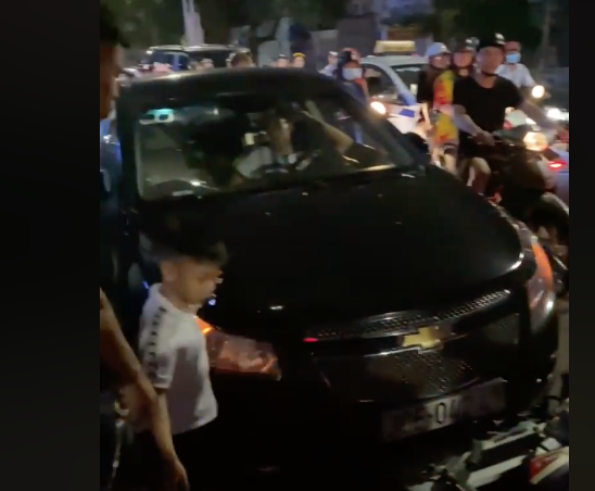 Hà Nội: Tài xế say rượu cố thủ trong xe ô tô sau khi gây tai nạn