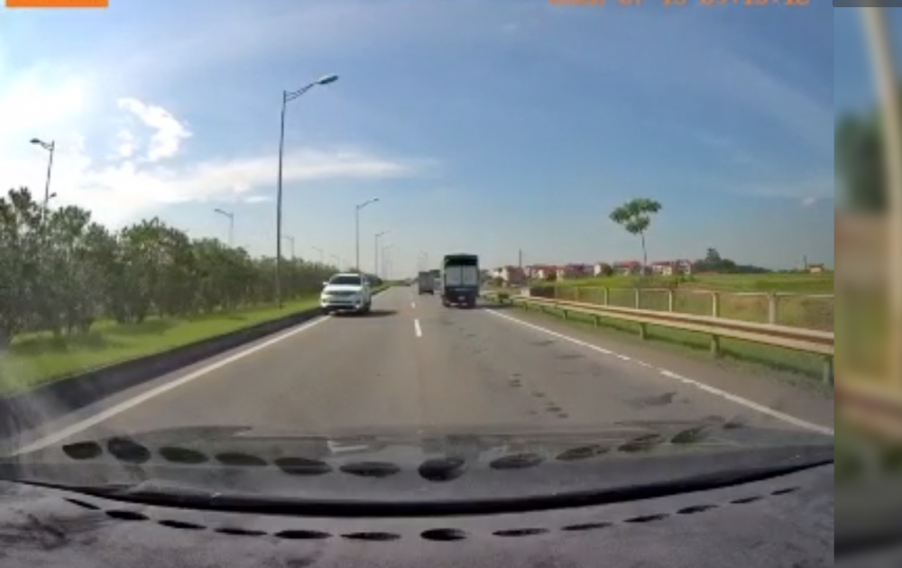 Tin tức tai nạn giao thông (TNGT) nóng nhất chiều 13/7: Xe tải đánh lái như phim tránh ô tô đi ngược chiều trên cao tốc Hà Nội - Thái Nguyên