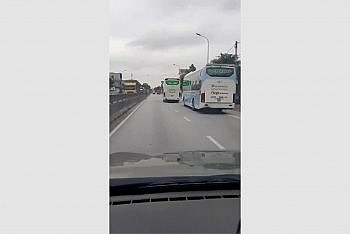 Video: Kinh hoàng cảnh 2 xe khách chèn ép nhau trên quốc lộ